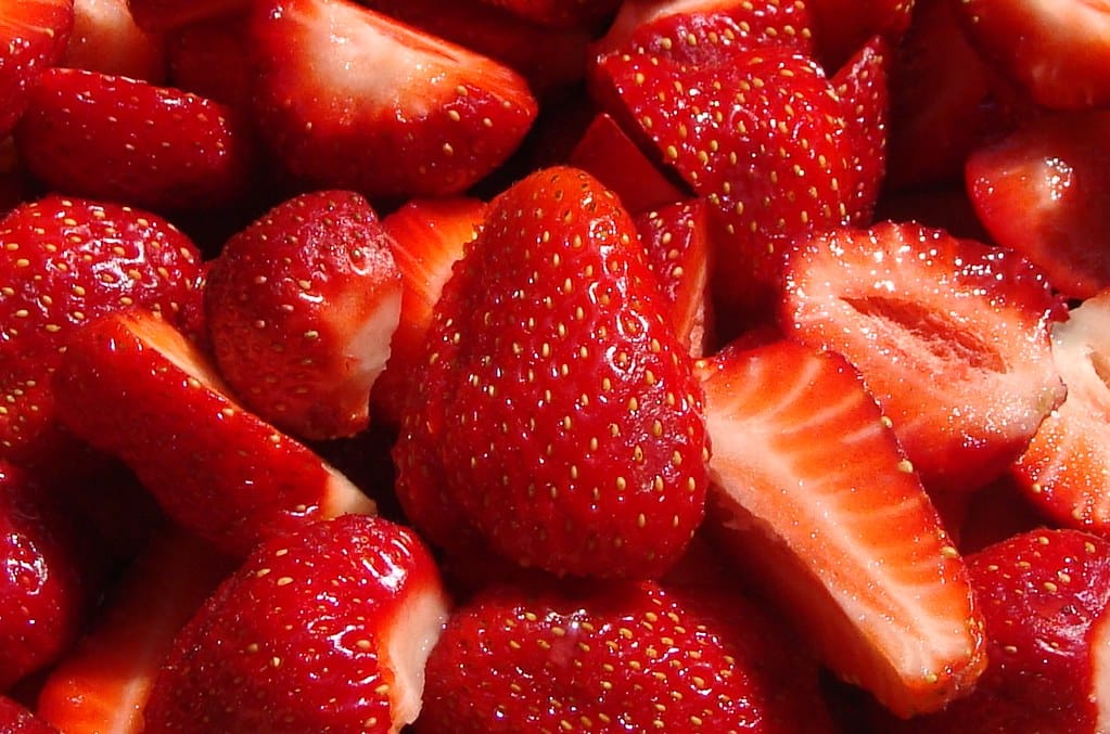Las fresas son los alimentos más ricos en fisetina, con aproximadamente 16 mg por cada 100 gramos
